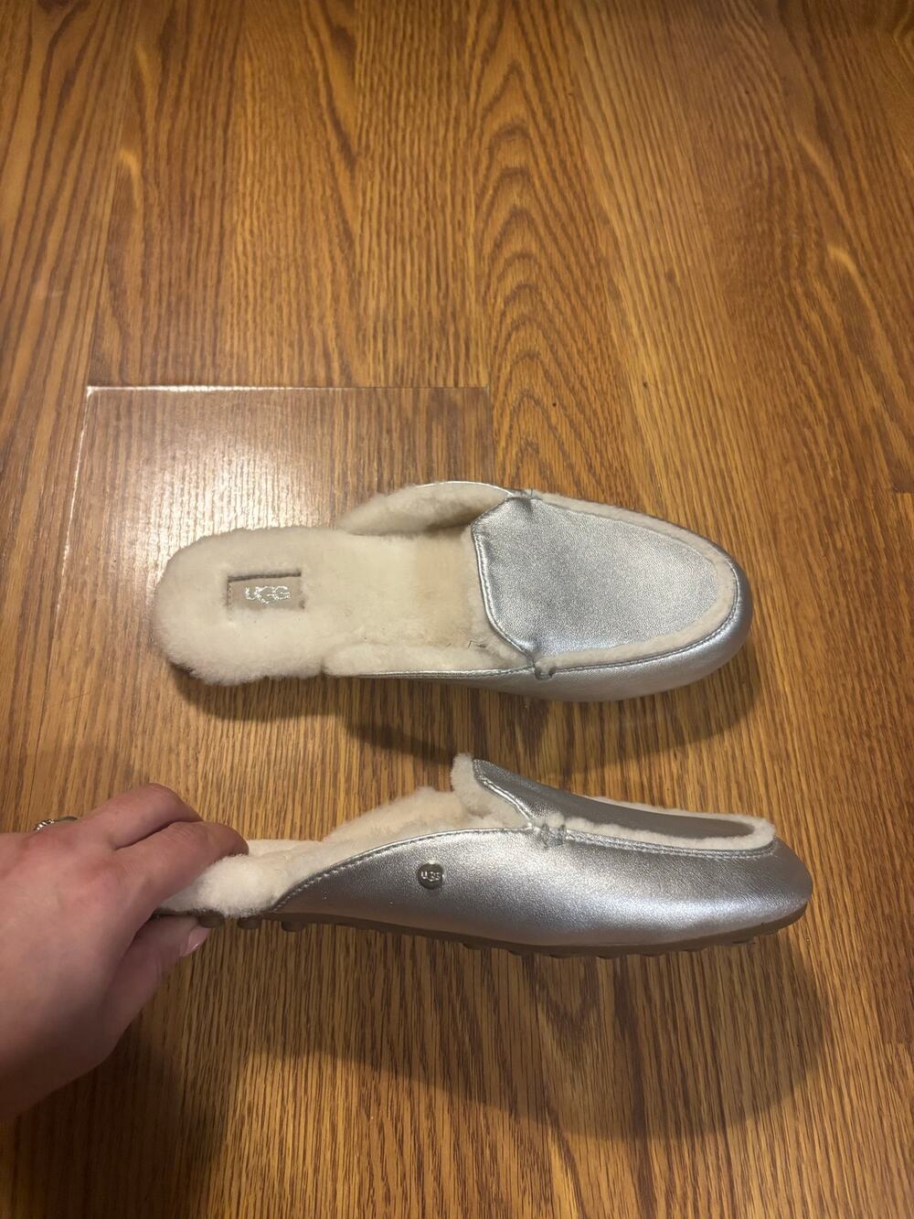 NWT Ugg Silver Metallic Shearling Comfy Flats/Slides/ Slippers